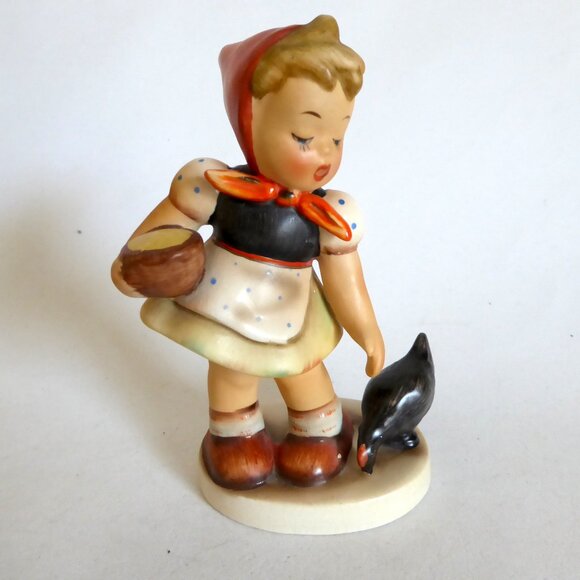 VINTAGE 5.5” NAPCO TWO CHICKS GIRL FEEDING CHICKEN PORCELAIN FIGURINE FIGURE - Picture 1 of 9